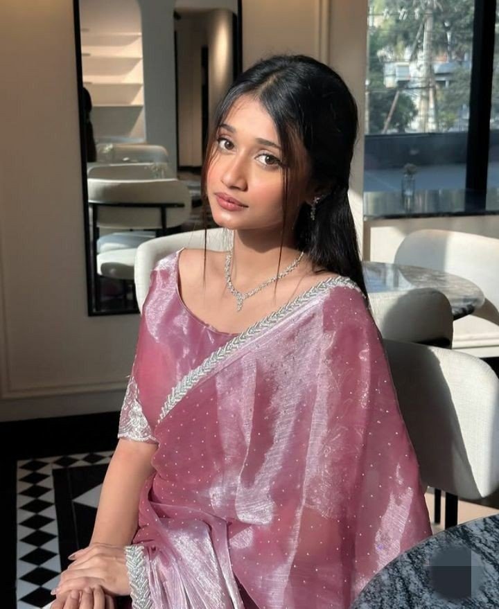 attitude-girl-dp-saree