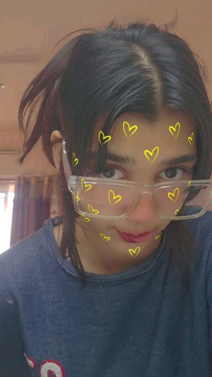 back-side-hide-face-girl-pic back-side-hide-face-girl-pic