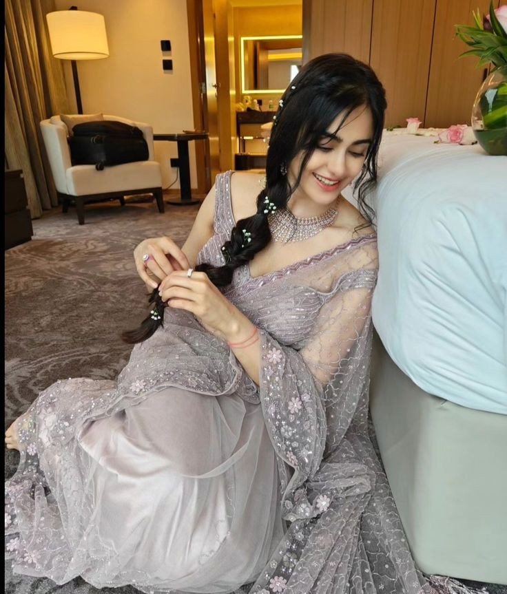 black-saree-girl-dp-hidden-face-simple-for-instagram