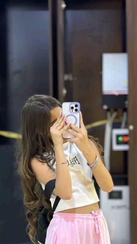black-dp-for-instagram-girl-mirror-selfie black-dp-for-instagram-girl-mirror-selfie