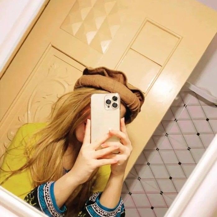 black-mirror-selfie-dp black-mirror-selfie-dp