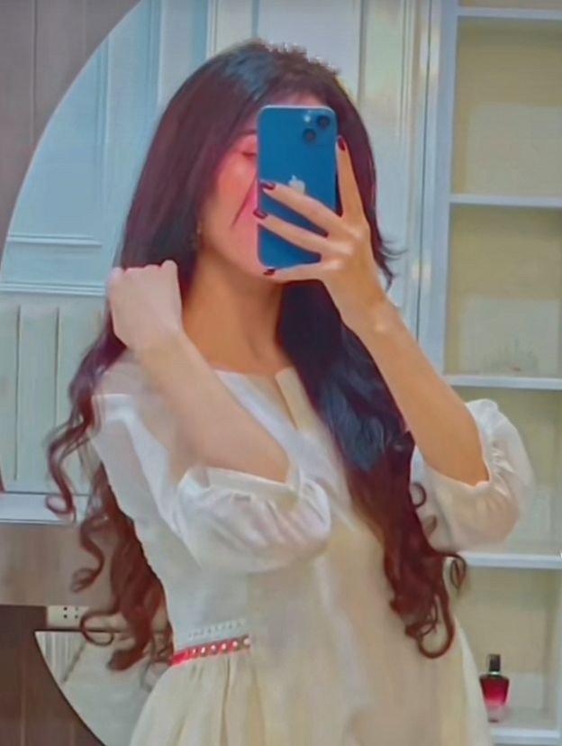cute-girl-mirror-selfie-dp cute-girl-mirror-selfie-dp