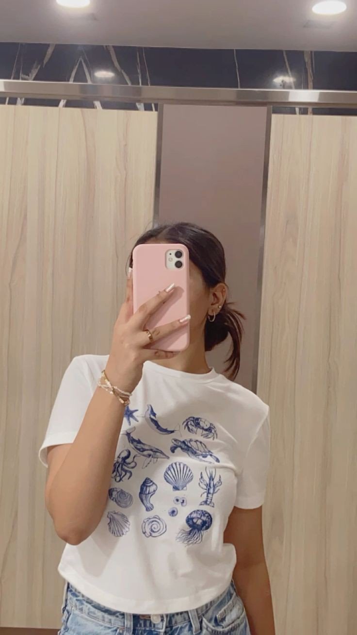 girls-mirror-selfie-dp girls-mirror-selfie-dp