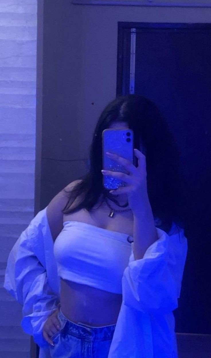 girls-mirror-selfie-dp-blur girls-mirror-selfie-dp-blur