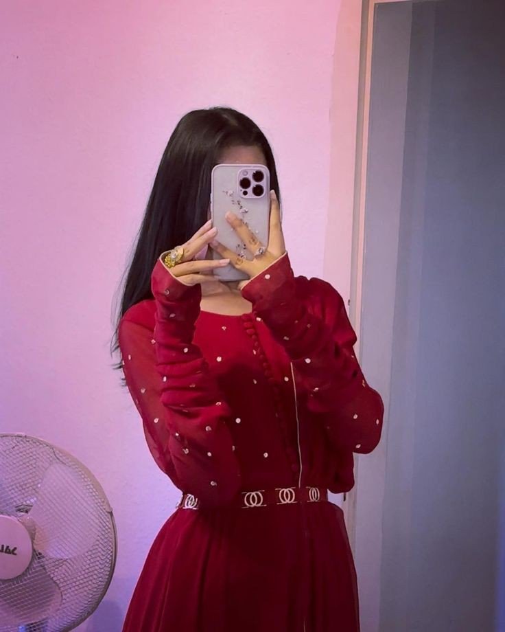 girls-mirror-selfie-dp-blur girls-mirror-selfie-dp-blur