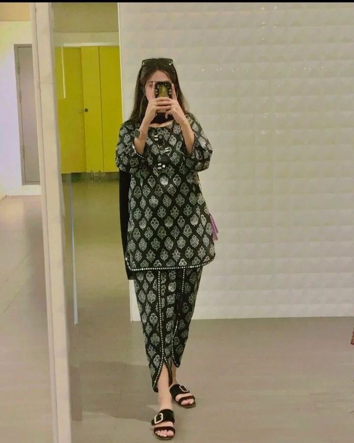 girls-mirror-selfie-dp girls-mirror-selfie-dp