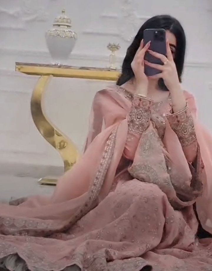 hijab-girl-mirror-selfie-dp hijab-girl-mirror-selfie-dp