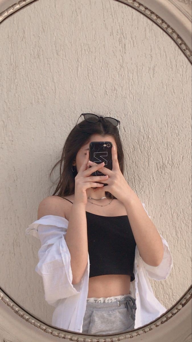 iphone-mirror-selfie-dp-for-girls iphone-mirror-selfie-dp-for-girls