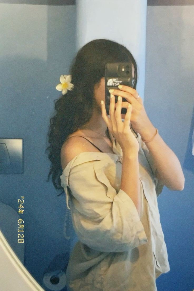 mirror-selfie-dp-anime-girl mirror-selfie-dp-anime-girl