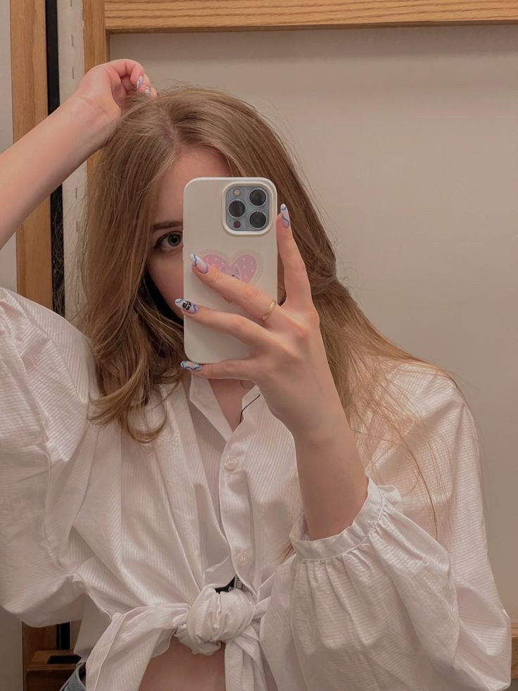 mirror-selfie-dp-black mirror-selfie-dp-black
