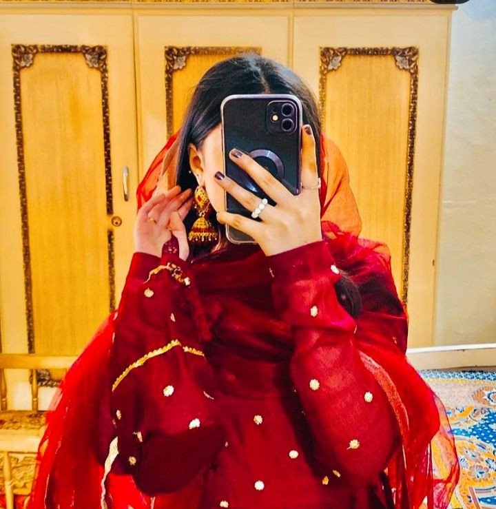 mirror-selfie-dp-black mirror-selfie-dp-black