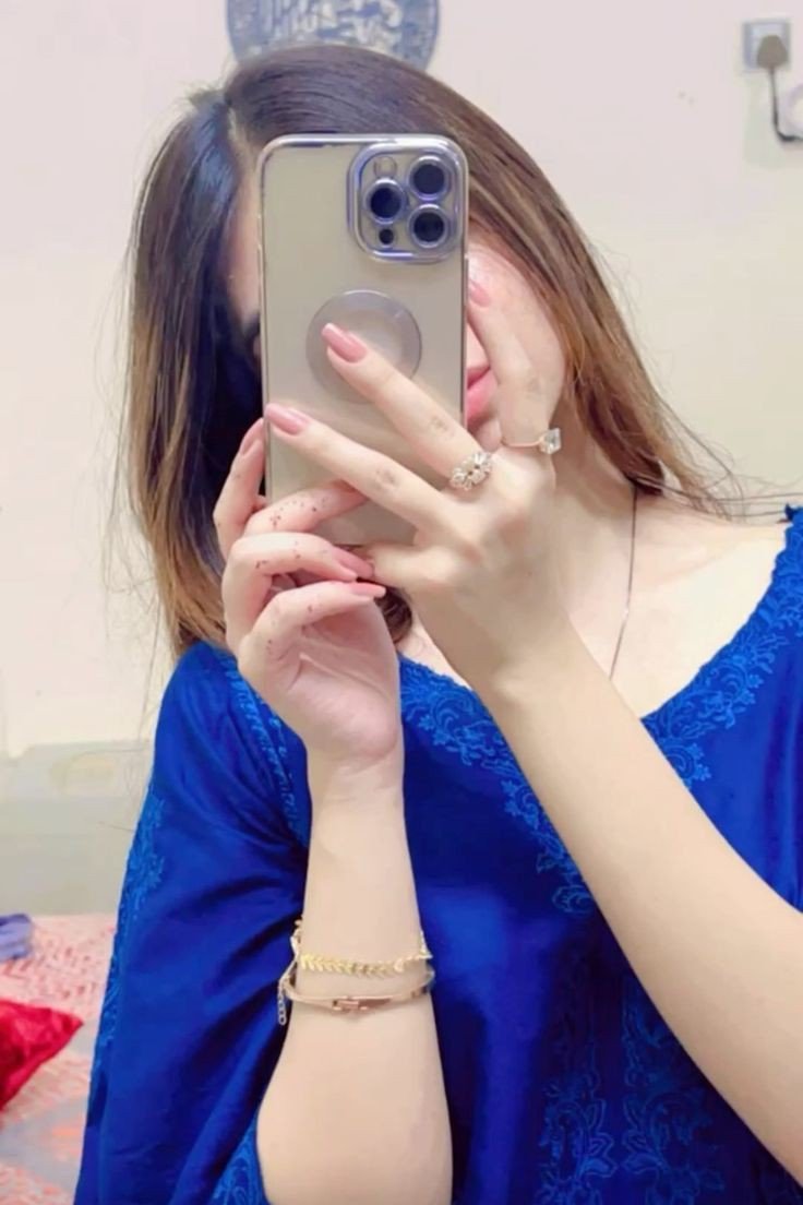 mirror-selfie-dp-caption mirror-selfie-dp-caption