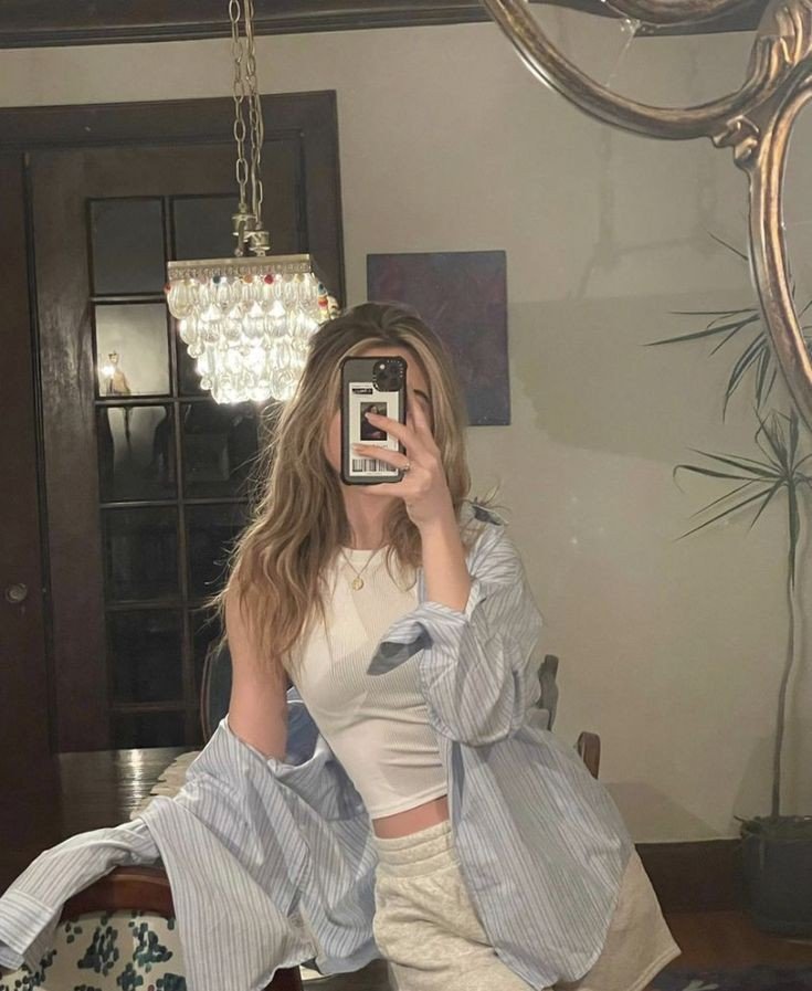 mirror-selfie-dp-for-instagram-girl-hidden-face mirror-selfie-dp-for-instagram-girl-hidden-face