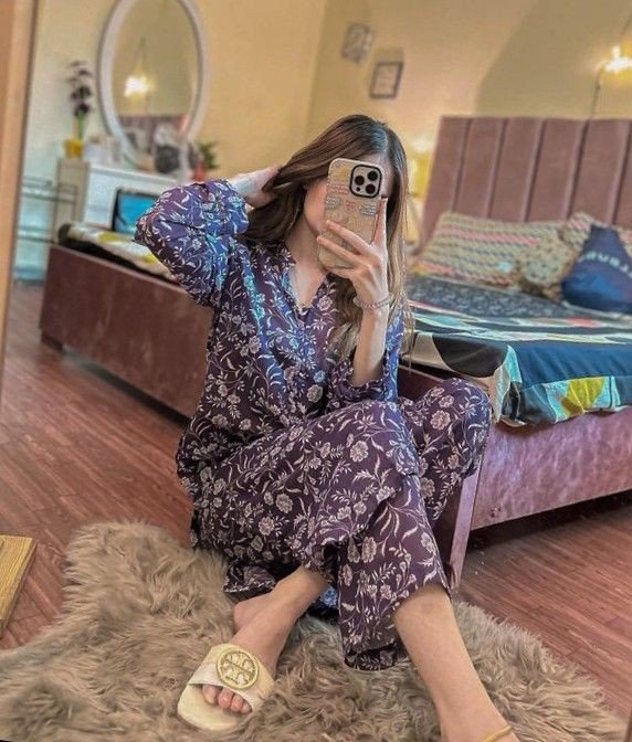 mirror-selfie-dp-girl-black mirror-selfie-dp-girl-black
