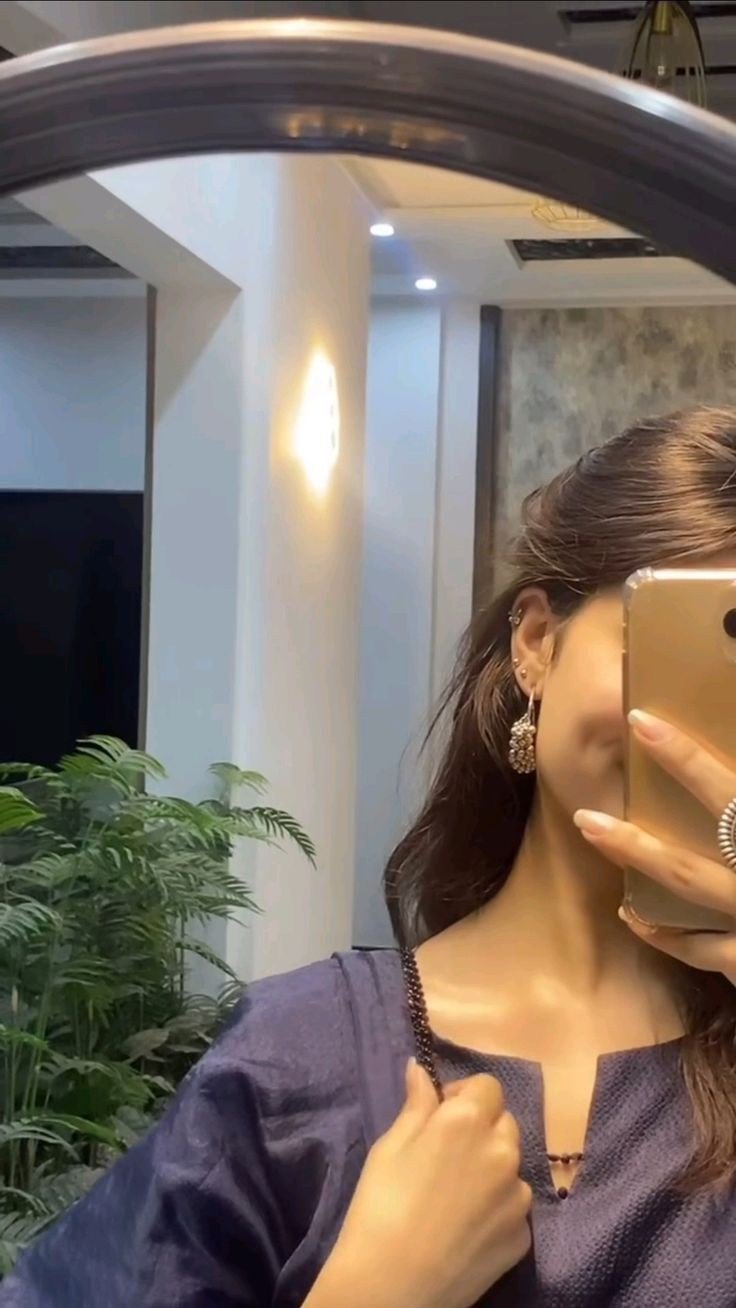 mirror-selfie-girl-dp-for-whatsapp mirror-selfie-girl-dp-for-whatsapp