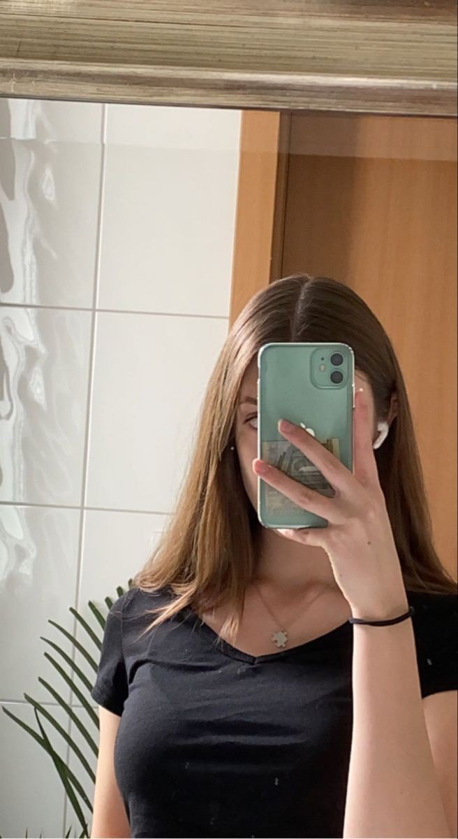 mirror-selfie-instagram-dp-for-girls-black mirror-selfie-instagram-dp-for-girls-black