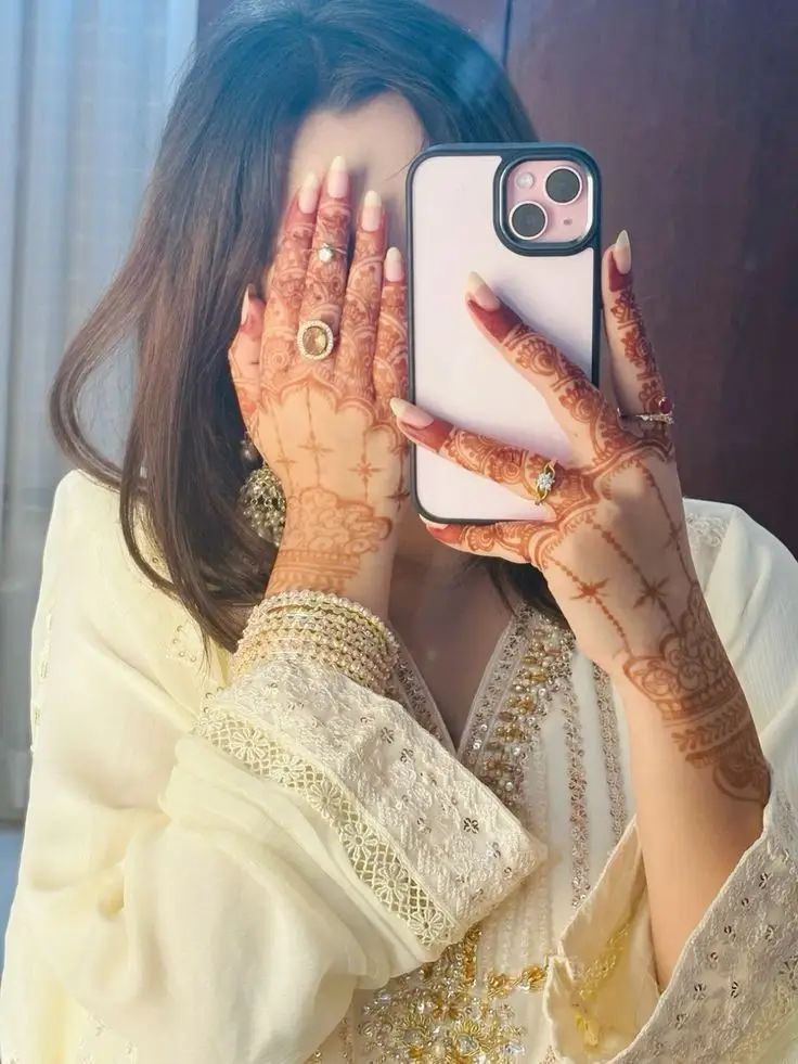 attitude-girl-dp-black-and-white attitude-girl-dp-black-and-white