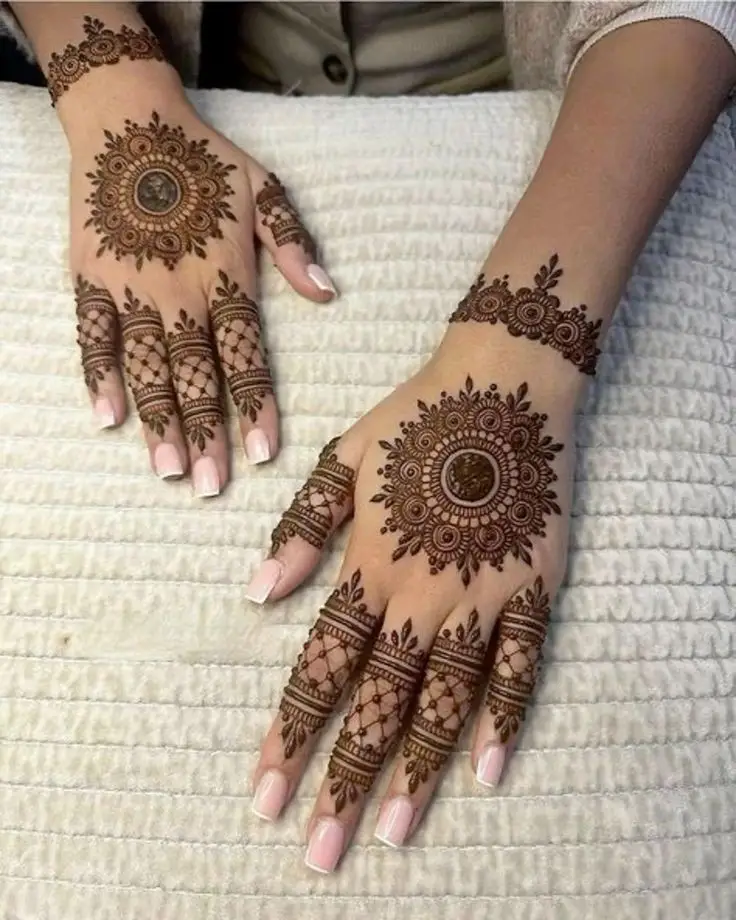 back-hand-mehndi-design-chain back-hand-mehndi-design-chain