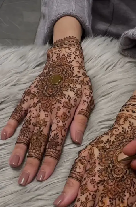 best-back-hand-mehndi-design best-back-hand-mehndi-design