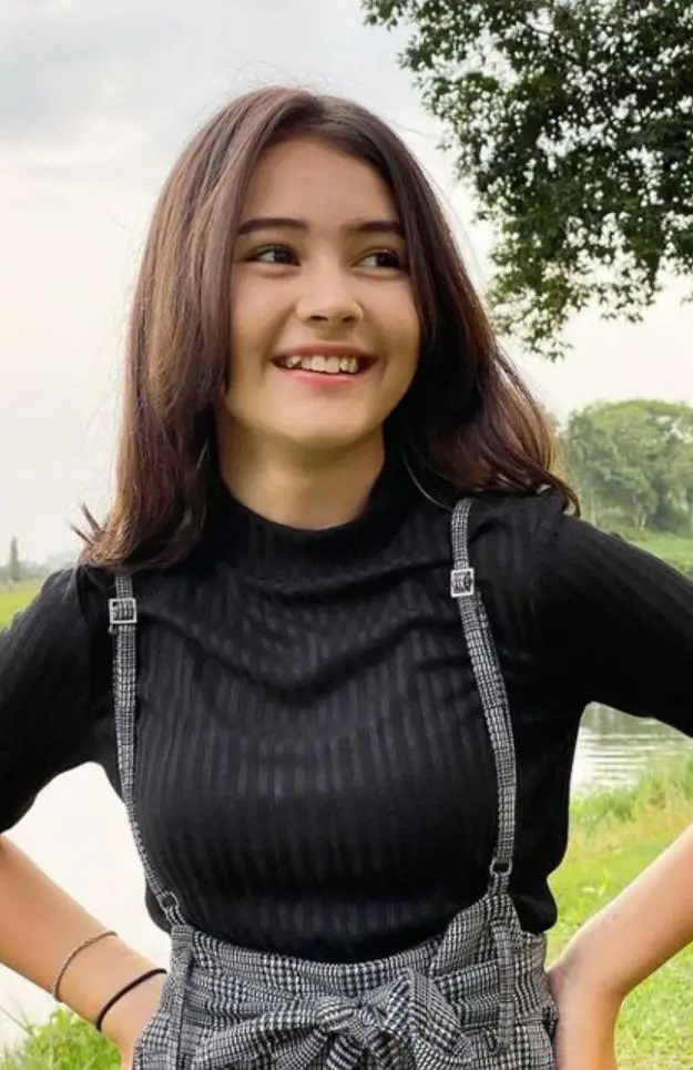 single-girl-dp-alone single-girl-dp-alone