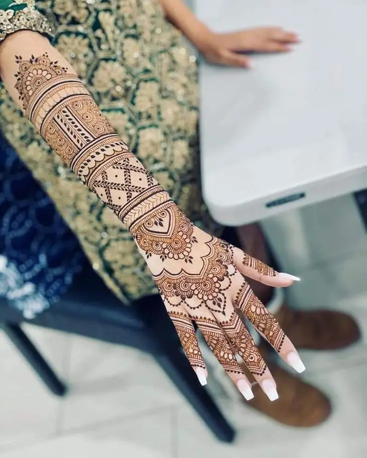 stylish-back-hand-mehndi-design-beautiful stylish-back-hand-mehndi-design-beautiful