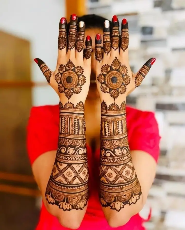 stylish-back-hand-mehndi-designs-chain stylish-back-hand-mehndi-designs-chain