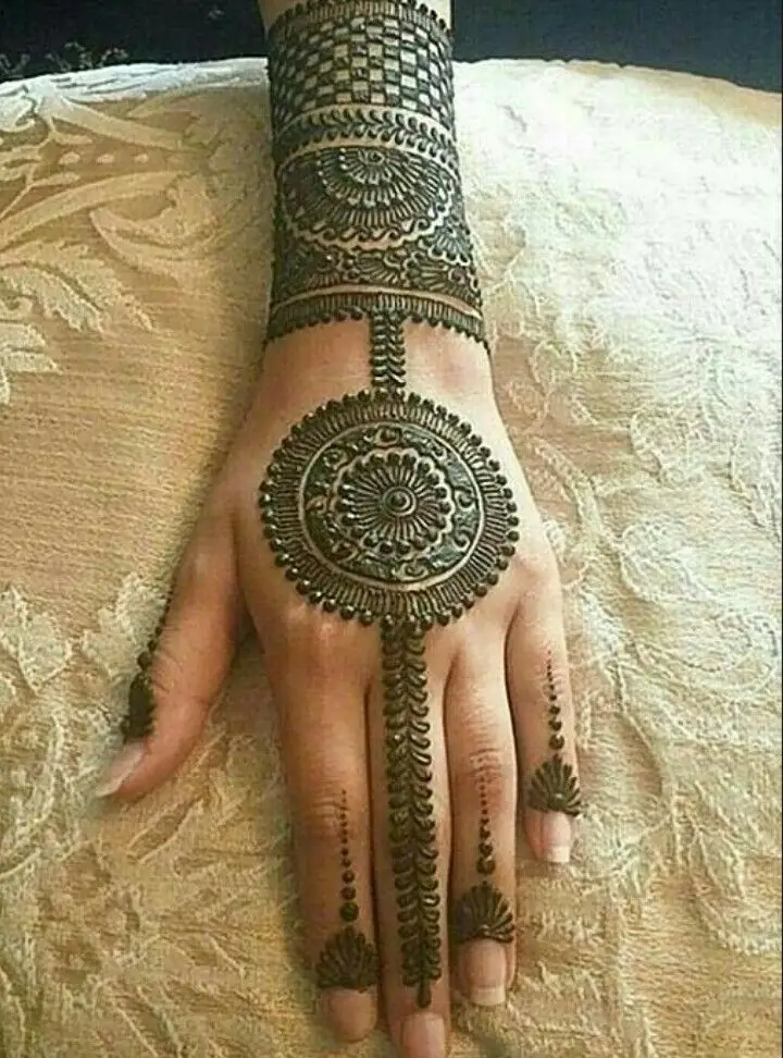 stylish-back-hand-mehndi-designs-easy-circle stylish-back-hand-mehndi-designs-easy-circle