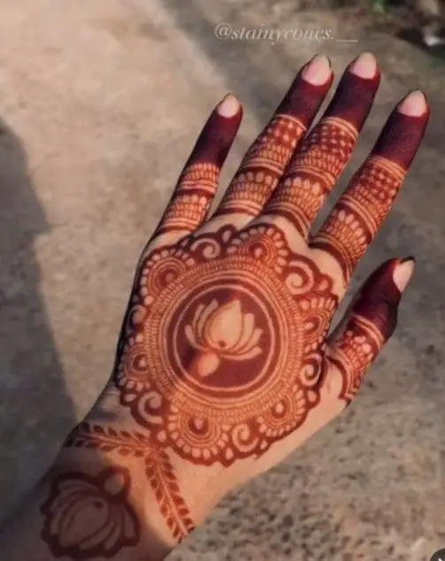 stylish-beautiful-mehndi-designs-for-girls-back-hand stylish-beautiful-mehndi-designs-for-girls-back-hand